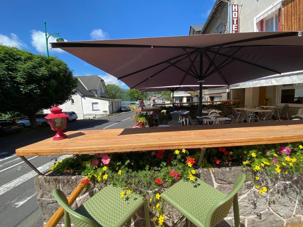Hotel Restaurant Le Grillon Chambon-sur-Lac Exterior foto