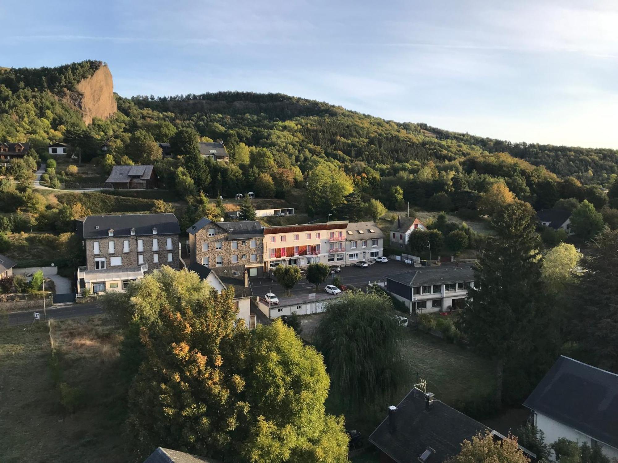 Hotel Restaurant Le Grillon Chambon-sur-Lac Exterior foto