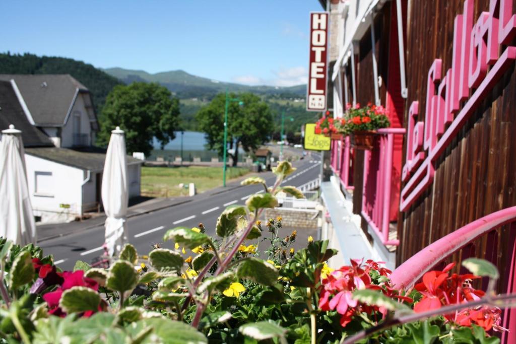Hotel Restaurant Le Grillon Chambon-sur-Lac Exterior foto
